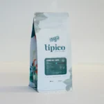 Bolsa de café Aromas del Campo con diseño floral, indicando origen, tueste y notas de sabor en la etiqueta.