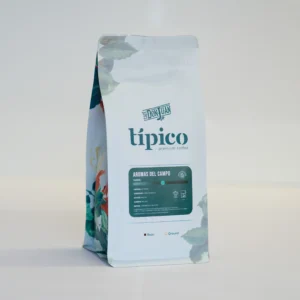 Bolsa de café Aromas del Campo con diseño floral, indicando origen, tueste y notas de sabor en la etiqueta.