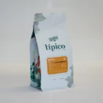 Bolsa de café Don Pello con etiqueta naranja y diseño floral, mostrando información sobre el café y su perfil de sabor.