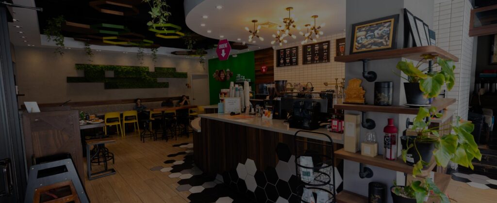 Interior de la tienda Café Don Juan en Santurce con decoración moderna y ambiente acogedor.