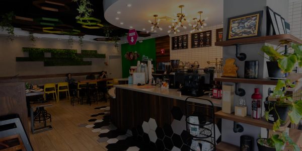 Interior de la tienda Café Don Juan en Santurce con decoración moderna y ambiente acogedor.