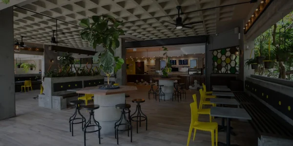 Vista interior de la tienda Café Don Juan en Centro Médico con filtro oscuro semitransparente, mostrando mesas y decoración moderna.