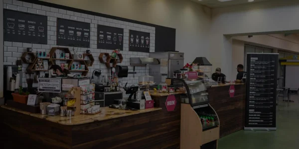 Tienda de Café Don Juan dentro del centro comercial Señorial Plaza con vitrinas de productos, mostrada con un filtro oscuro semitransparente.